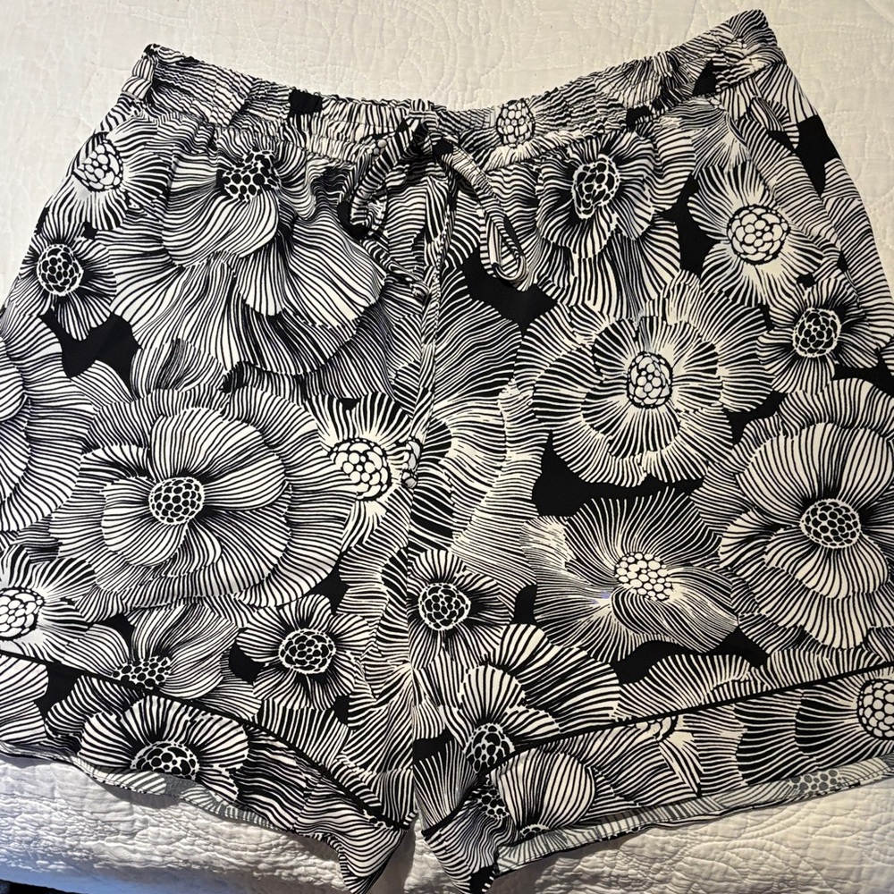 Express Black and White Floral Flowy Shorts with Pockets 🤩 - Picture 4 of 10